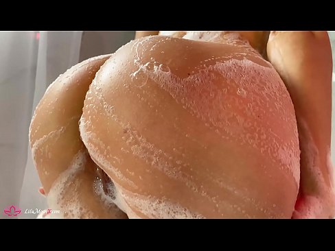 ❤️ Brunetė masturbuoja putytę su vibratoriumi iki intensyvaus orgazmo duše Porno prie porno lt.porn-milf300.ru